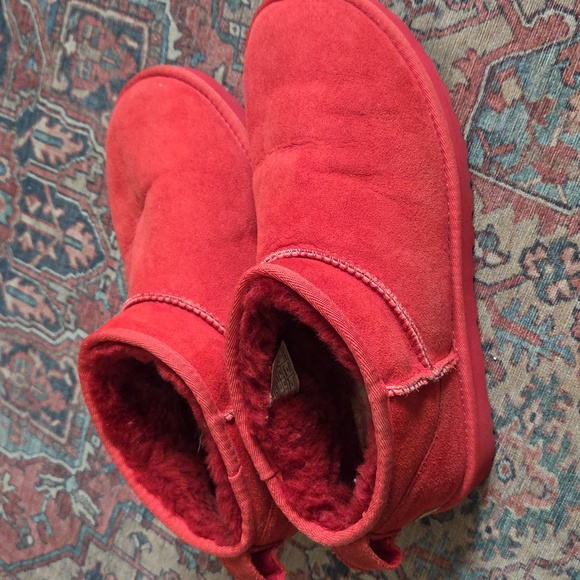 UGG® Ultra Mini Classic Boot in Samba Red Size 9 - Picture 1 of 9
